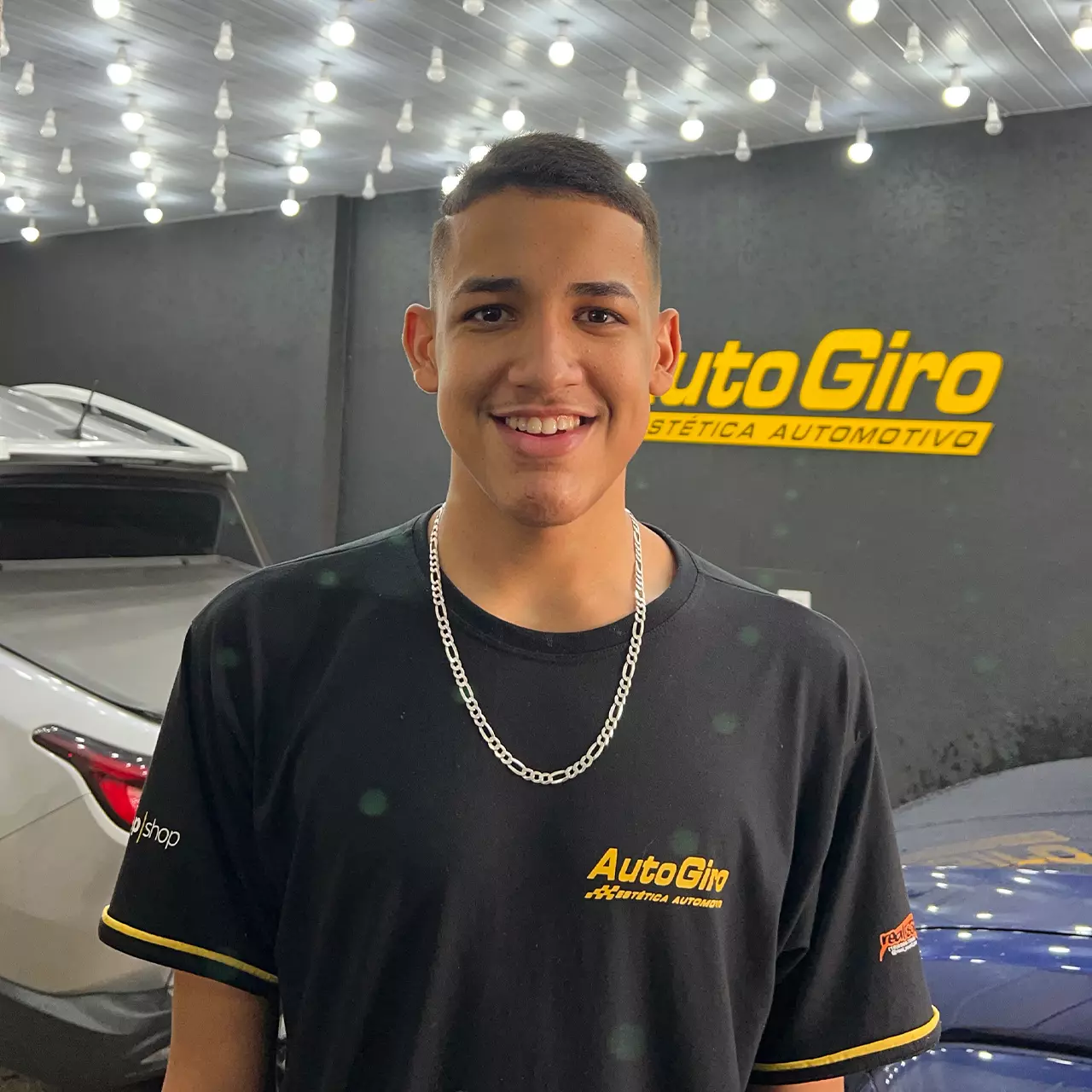 Equipe de profissionais em estética automotiva